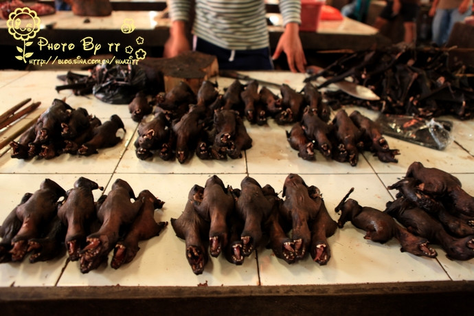 Chuột xiên que nướng được bày bán khắp nơi Chuột xiên que nướng được bày bán khắp nơi