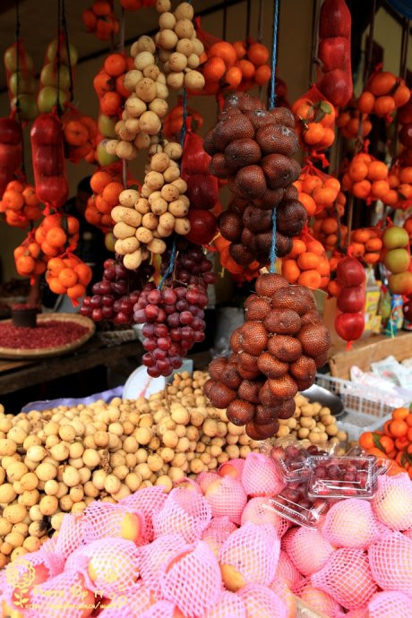 Hoa trái địa phương được bày bán cùng táo Trung Quốc? Hoa trái địa phương được bày bán cùng táo Trung Quốc?