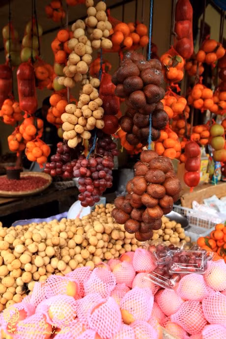 Hoa trái địa phương được bày bán cùng táo Trung Quốc?