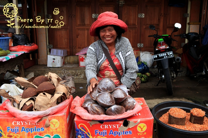 Một phụ nữ Indonesia bán hàng Một phụ nữ Indonesia bán hàng