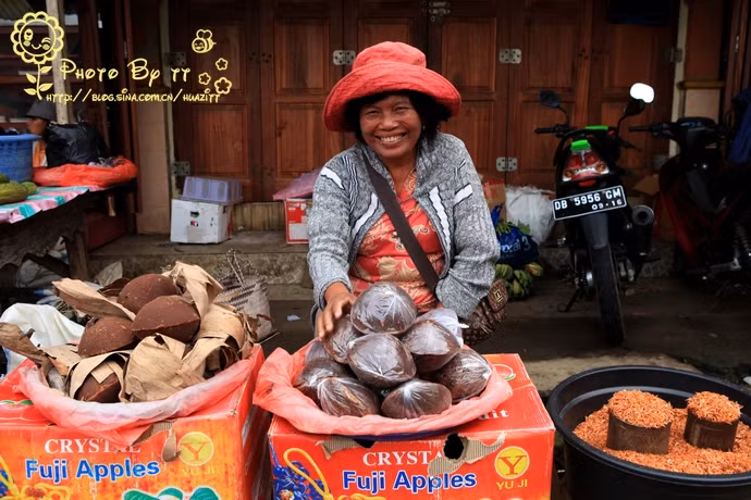 Một phụ nữ Indonesia bán hàng