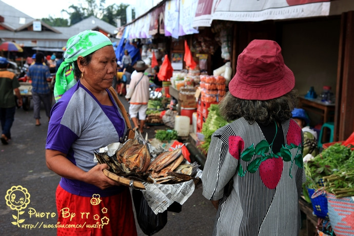 Một người bán hàng chào mời món khô cá Một người bán hàng chào mời món khô cá