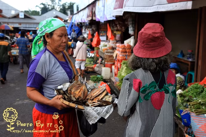 Một người bán hàng chào mời món khô cá