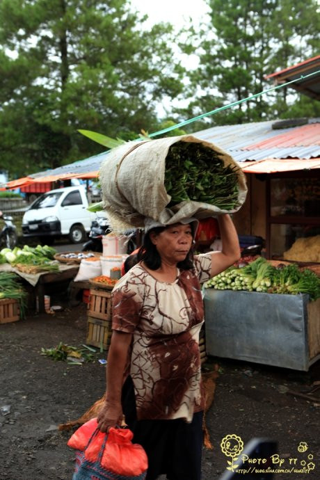 Chợ búa, cơm nước là một công việc thường nhật của nhiều phụ nữ Indonesia Chợ búa, cơm nước là một công việc thường nhật của nhiều phụ nữ Indonesia