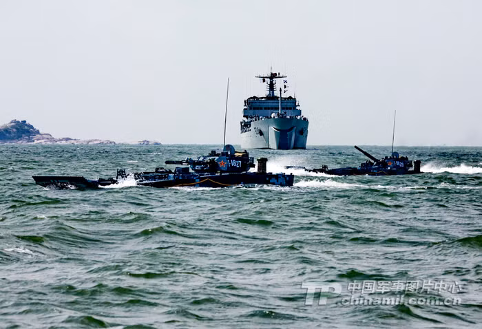 Những chiếc chiến xa lội nước này nhanh chóng cơ động từ khoang tàu ra ngoài