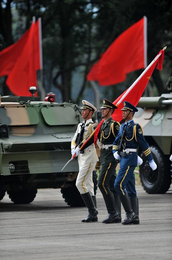 Khối vác quân kỳ do 3 sĩ quan hải - lục - không quân đảm nhiệm Khối vác quân kỳ do 3 sĩ quan hải - lục - không quân đảm nhiệm