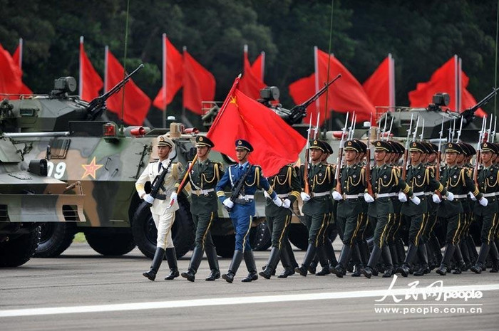 Diễu duyệt qua một dàn xe tăng xếp hàng ngang Diễu duyệt qua một dàn xe tăng xếp hàng ngang