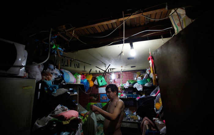 Căn phòng đầy ắp những thứ lượm lặt được, trong đó có nhiều bộ trang phục phụ nữ