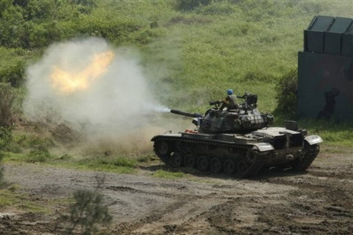 Giải thích về điều này, Tham mưu trưởng chiến dịch Liên Dũng 2012, ông Kim Huấn Cương cho hay, do chiều sâu thao trường ước chừng khoảng 2000 m trong khi tầm bắn của các dàn tên lửa xe kéo Đài Loan lên tới 3750 m, để đảm bảo an toàn cho ngườ dân quanh vùng nên tất cả các loại đạn pháo đưa vào diễn tập chỉ trong tầm bắn 2000 m đổ lại.. Ảnh Lực lượng tăng - thiết giáp Đài Loan tham gia tập trận Liên Dũng 2012 nhả đạn tấn công mục tiêu