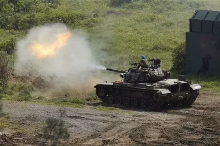 Giải thích về điều này, Tham mưu trưởng chiến dịch Liên Dũng 2012, ông Kim Huấn Cương cho hay, do chiều sâu thao trường ước chừng khoảng 2000 m trong khi tầm bắn của các dàn tên lửa xe kéo Đài Loan lên tới 3750 m, để đảm bảo an toàn cho ngườ dân quanh vùng nên tất cả các loại đạn pháo đưa vào diễn tập chỉ trong tầm bắn 2000 m đổ lại.. Ảnh Lực lượng tăng - thiết giáp Đài Loan tham gia tập trận Liên Dũng 2012 nhả đạn tấn công mục tiêu