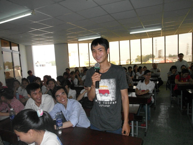 Sv Nguyễn Công Thịnh hỏi một câu hỏi "nóng" về "hiện tượng" giá xăng dầu lên, xuống thất thường. Sv Nguyễn Công Thịnh hỏi một câu hỏi "nóng" về "hiện tượng" giá xăng dầu lên, xuống thất thường.