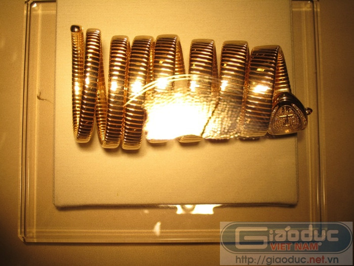 Màu vàng rực rỡ của chất liệu vàng 18K đã chói cả ống kính máy ảnh. Màu vàng rực rỡ của chất liệu vàng 18K đã chói cả ống kính máy ảnh.