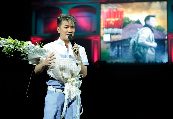 Một đêm nhạc ngập tràn hoa trắng của khán giả, màu Mr Đàm yêu thích. Nhiều lần Mr Đàm phải nói lời cám ơn trước tình cảm của khán giả dành cho mình. Một đêm nhạc ngập tràn hoa trắng của khán giả, màu Mr Đàm yêu thích. Nhiều lần Mr Đàm phải nói lời cám ơn trước tình cảm của khán giả dành cho mình.