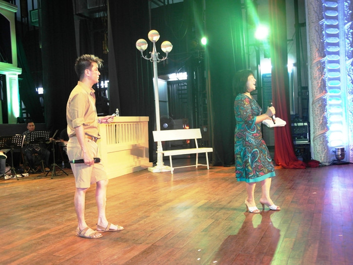 Mr Đàm đứng chăm chú xem ca sĩ đàn chị Cẩm Vân thăng hoa trong một ca khúc. Mr Đàm đứng chăm chú xem ca sĩ đàn chị Cẩm Vân thăng hoa trong một ca khúc.