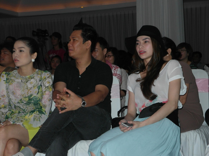 Hồ Ngọc Hà đến buổi ra mắt single của Mr Đàm một mình, trong khi Lê Quyên đi cùng ông xã.