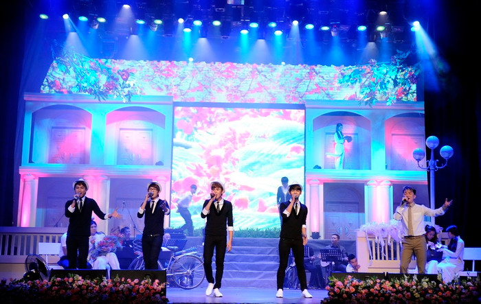 Sân trường rực đỏ hoa phượng vĩ, báo hiệu một mùa hè chia tay sắp đến. Cô gái đứng trên ban công, nhìn xuống sân trường, e ấp, rrung động cảm xúc yêu thương đầu đời. Trong khung cảnh lãng mạn ấy, Đàm đã cùng nhóm Vmusic, cất giọng bài Tình thơ. Sân trường rực đỏ hoa phượng vĩ, báo hiệu một mùa hè chia tay sắp đến. Cô gái đứng trên ban công, nhìn xuống sân trường, e ấp, rrung động cảm xúc yêu thương đầu đời. Trong khung cảnh lãng mạn ấy, Đàm đã cùng nhóm Vmusic, cất giọng bài Tình thơ.