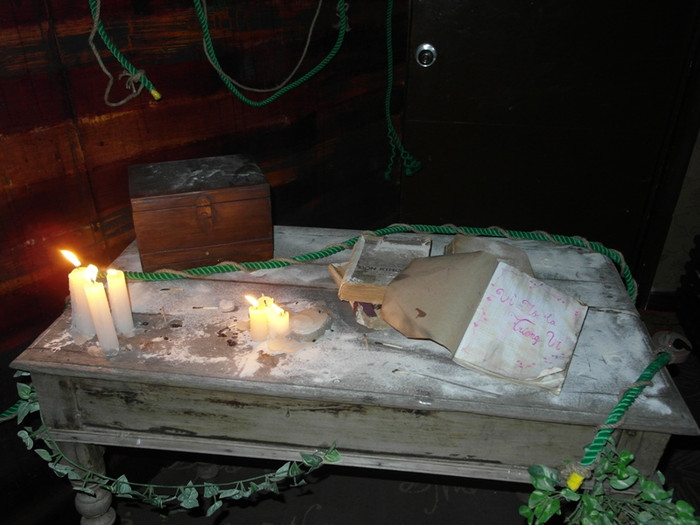 Những quyển tập nguệch ngoạc, phủ bụi thời gian hiện ra dọc đường đi.