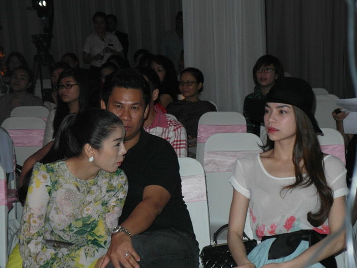 Thỉnh thoảng ca sĩ Lệ Quyên vượt “bức rào” ngăn cách chính giữa, quay sang trò chuyện với Hồ Ngọc Hà.