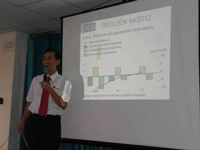 PGS. TS Trần Hoàng Ngân đang nói về tinh thần lạc quan của người Việt Nam trước tình hình kinh tế khó khăn chung của thế giơi. PGS. TS Trần Hoàng Ngân đang nói về tinh thần lạc quan của người Việt Nam trước tình hình kinh tế khó khăn chung của thế giơi.