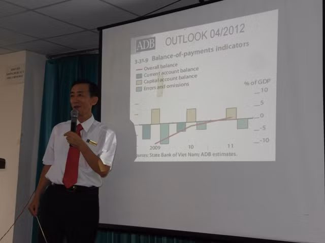 PGS. TS Trần Hoàng Ngân đang nói về tinh thần lạc quan của người Việt Nam trước tình hình kinh tế khó khăn chung của thế giơi. PGS. TS Trần Hoàng Ngân đang nói về tinh thần lạc quan của người Việt Nam trước tình hình kinh tế khó khăn chung của thế giơi.