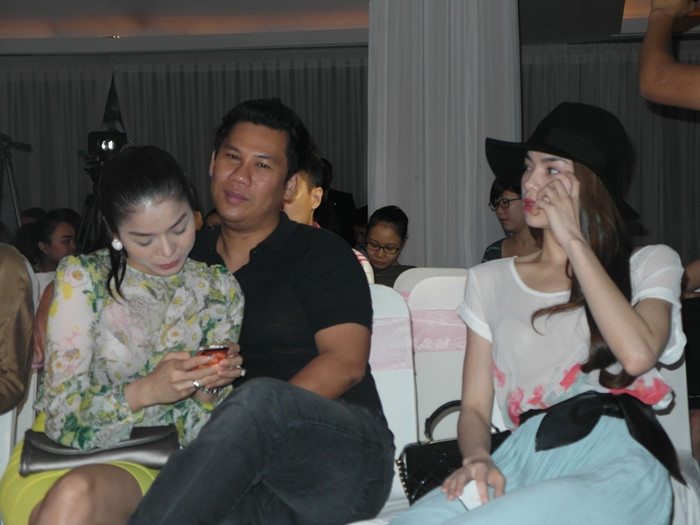 Vẻ mặt buồn cười đáng yêu của Hồ Ngọc Hà, trước “cảnh” Lệ Quyên tình tứ nép vào chồng, tay nhắn tin.