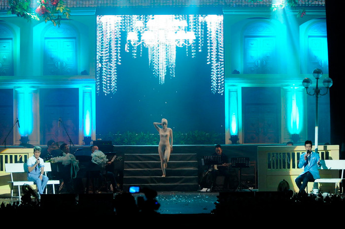 Trong phần 2 của chương trình, Mr Đàm đã “tung” ra hai tiết mục bất ngờ… Đầu tiên là tiết mục Bản tình cuối, anh song ca cùng Quang Dũng. Mr Đàm đã khôn khéo kết hợp giọng hát hừng hực như muốn nổ tung của mình với giọng hát điềm tĩnh, trầm ấm của Quang Dũng. Khán giả đã vỗ tay rất nhiều lần cho sự kết hợp này. Trong phần 2 của chương trình, Mr Đàm đã “tung” ra hai tiết mục bất ngờ… Đầu tiên là tiết mục Bản tình cuối, anh song ca cùng Quang Dũng. Mr Đàm đã khôn khéo kết hợp giọng hát hừng hực như muốn nổ tung của mình với giọng hát điềm tĩnh, trầm ấm của Quang Dũng. Khán giả đã vỗ tay rất nhiều lần cho sự kết hợp này.