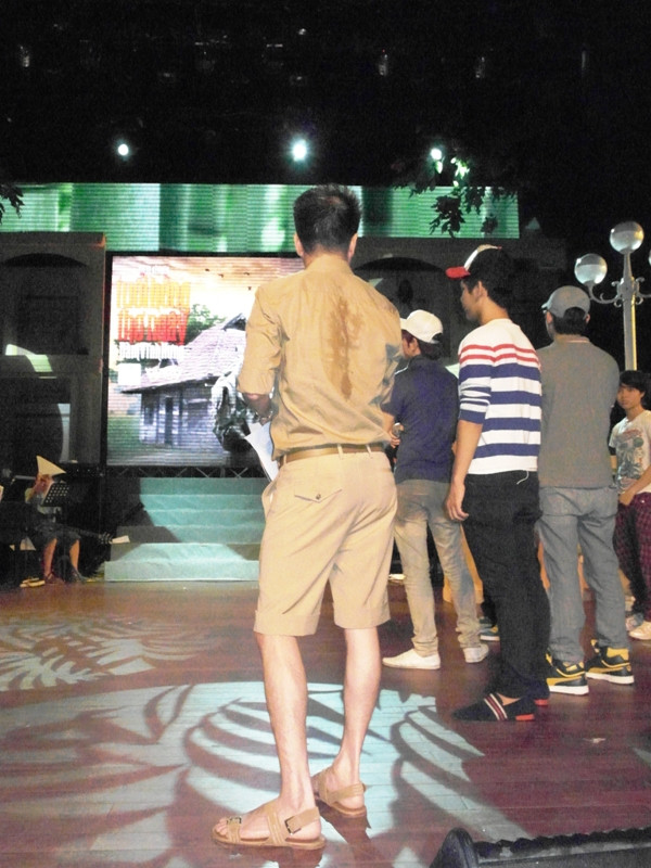 Đàm rất nghiêm túc trong lúc làm việc. Anh luôn yêu cầu mọi người tập trung như đang trình diễn trước khán giả, dù đây chỉ là một buổi tập. Những giọt mồ hôi đã lấm tấm trên chiếc áo của anh. Đàm rất nghiêm túc trong lúc làm việc. Anh luôn yêu cầu mọi người tập trung như đang trình diễn trước khán giả, dù đây chỉ là một buổi tập. Những giọt mồ hôi đã lấm tấm trên chiếc áo của anh.