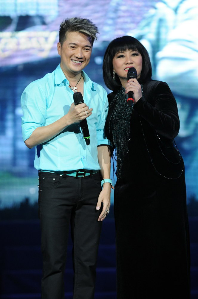 Bất ngờ thứ 2, đó chính là sự kết hợp của anh với giọng hát đàn chị Cẩm Vân, lại là một ca khúc nổi tiếng của cố nhạc sĩ Trịnh Công Sơn:Diễm xưa. Bất ngờ thứ 2, đó chính là sự kết hợp của anh với giọng hát đàn chị Cẩm Vân, lại là một ca khúc nổi tiếng của cố nhạc sĩ Trịnh Công Sơn:Diễm xưa.