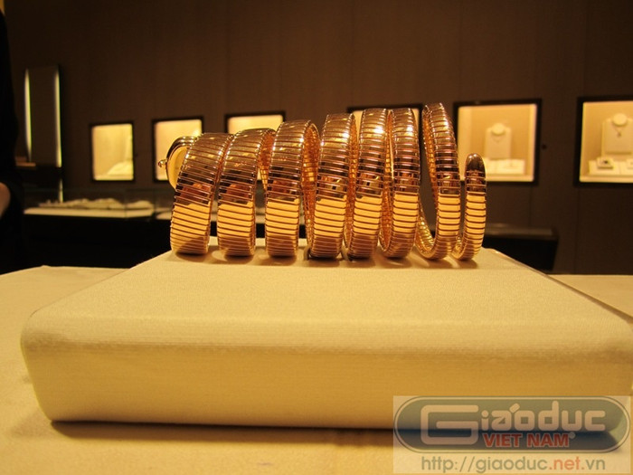 7 vòng tròn cuộn liền nhau như thân rắn được tinh chế bằng vàng 18 K. 7 vòng tròn cuộn liền nhau như thân rắn được tinh chế bằng vàng 18 K.