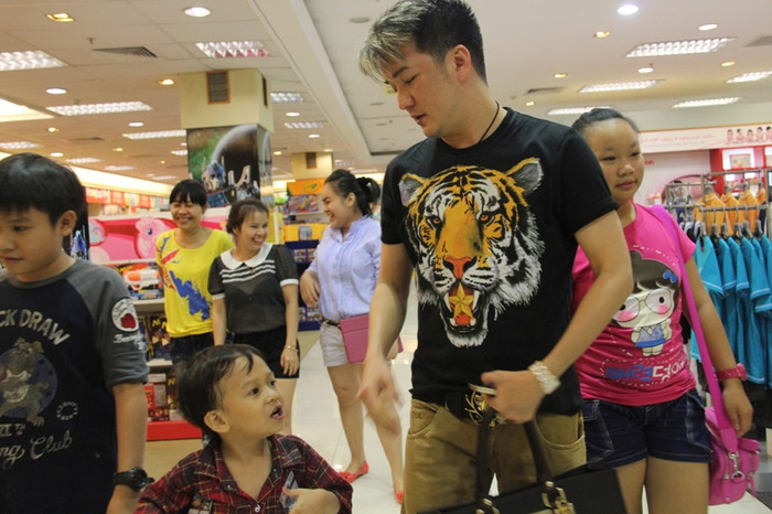 Rời quầy bán đồ chơi, Mr Đàm dẫn các con vào phòng chiếu phim... Rời quầy bán đồ chơi, Mr Đàm dẫn các con vào phòng chiếu phim...