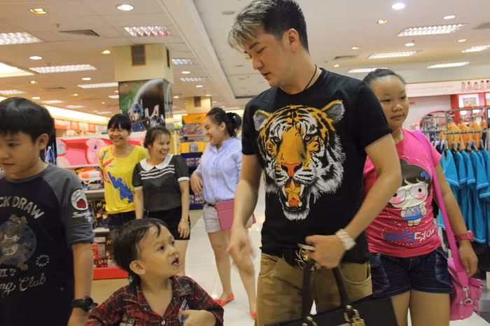 Rời quầy bán đồ chơi, Mr Đàm dẫn các con vào phòng chiếu phim...