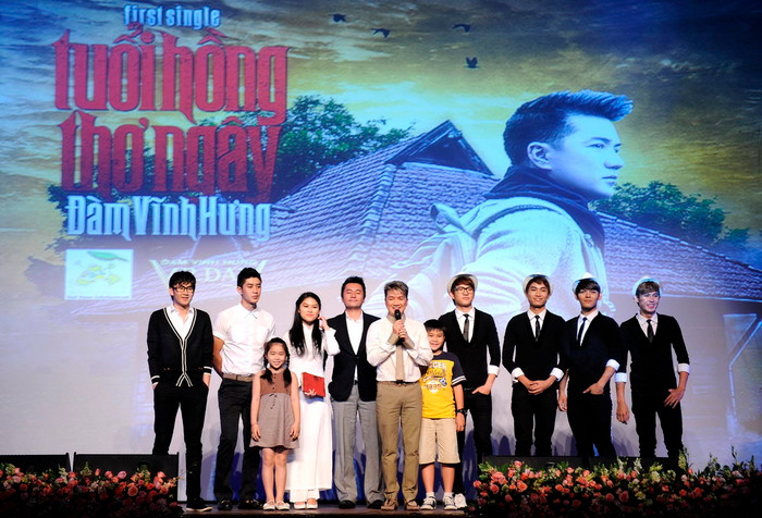Đêm qua, cũng là đêm đặc biệt nhất của Mr Đàm, anh giới thiệu single đầu tiên trong sự nghiệp 15 năm ca hát của mình mang tên Tuổi hồng thơ ngây. Trong ảnh là ekíp thực hiện single này của anh. Đêm qua, cũng là đêm đặc biệt nhất của Mr Đàm, anh giới thiệu single đầu tiên trong sự nghiệp 15 năm ca hát của mình mang tên Tuổi hồng thơ ngây. Trong ảnh là ekíp thực hiện single này của anh.