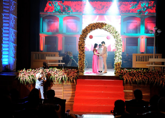 Đặc biệt, trong tiết mục Tuổi hồng thơ ngây, đã gây cho khán giả nhiều điều bất ngờ: Đàm ra tay “phù thuỷ” dời bối cảnh trong single Tuổi hồng thơ ngây được quay tại Đà Lạt, ra sân khấu nhà hát TP.HCM một cách sinh động. Trên sân khấu, trọn êkíp trong single bằng xương, bằng thịt: Trương Minh Cường, Dương Triệu Vũ, Tammy, Ốc Thanh Vân, Cao Lâm Viên…. Trên màn hình, những hình ảnh liêu trai của single Tuổi hồng thơ ngây đang hiện ra... Đặc biệt, trong tiết mục Tuổi hồng thơ ngây, đã gây cho khán giả nhiều điều bất ngờ: Đàm ra tay “phù thuỷ” dời bối cảnh trong single Tuổi hồng thơ ngây được quay tại Đà Lạt, ra sân khấu nhà hát TP.HCM một cách sinh động. Trên sân khấu, trọn êkíp trong single bằng xương, bằng thịt: Trương Minh Cường, Dương Triệu Vũ, Tammy, Ốc Thanh Vân, Cao Lâm Viên…. Trên màn hình, những hình ảnh liêu trai của single Tuổi hồng thơ ngây đang hiện ra...