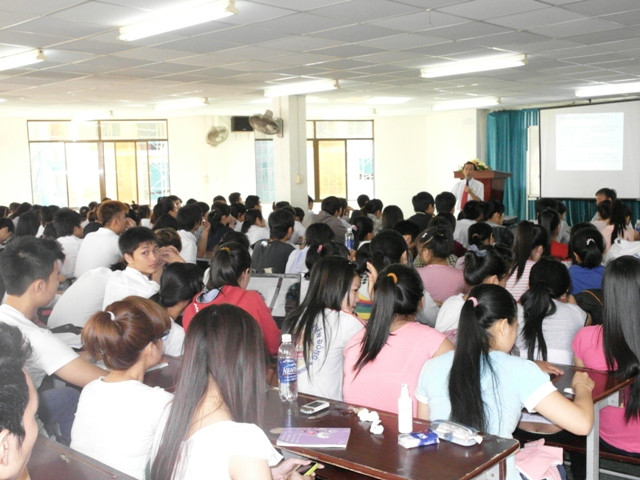 Toàn cảnh cuộc nói chuyện bổ ích sáng nay. Toàn cảnh cuộc nói chuyện bổ ích sáng nay.