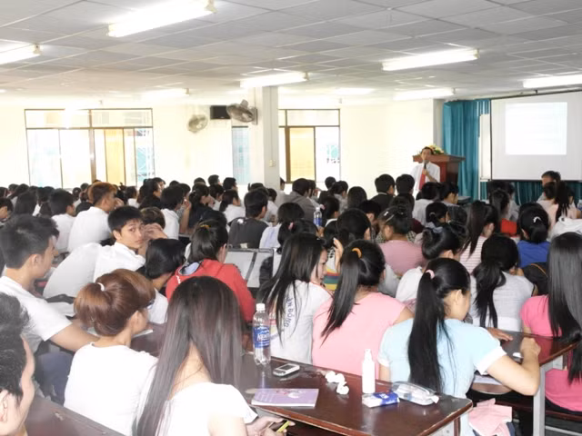 Toàn cảnh cuộc nói chuyện bổ ích sáng nay. Toàn cảnh cuộc nói chuyện bổ ích sáng nay.