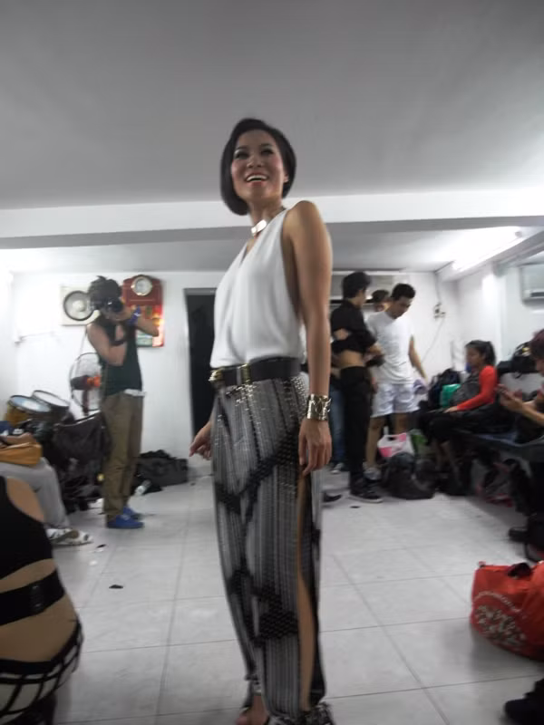 Thu Minh vui vẻ: “Chắc có lẽ tôi có đời sống nhẹ nhàng, đầu óc lúc nào cũng thoải mái nên giữ được nét tươi trẻ như bạn thấy!”.