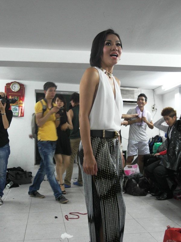 Khi phóng viên đặt câu hỏi: “Dường như theo thời gian, Thu Minh càng quyến rũ hơn thì phải?”.