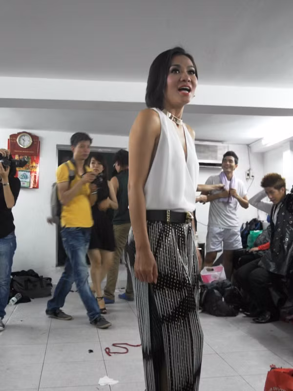 Khi phóng viên đặt câu hỏi: “Dường như theo thời gian, Thu Minh càng quyến rũ hơn thì phải?”.