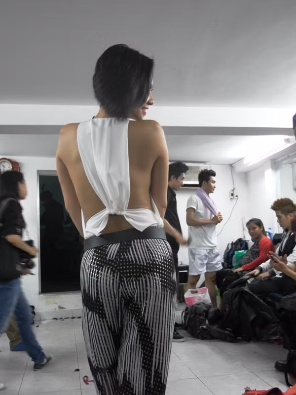 Để lộ cả chiếc lưng trần gợi cảm....