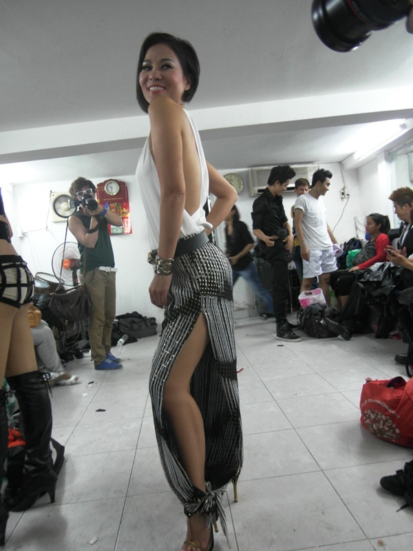 Thu Minh khá vô tư cho biết về chuyến đi Mỹ của mình: “Tôi tự thưởng cho mình một chuyến du lịch ngày dài, giải toả stress, tạo sự hứng khởi cho những dự án âm nhạc sắp tới…”. Trong đêm nay, Thu Minh mặc một bộ đồ khá…mát mẻ.