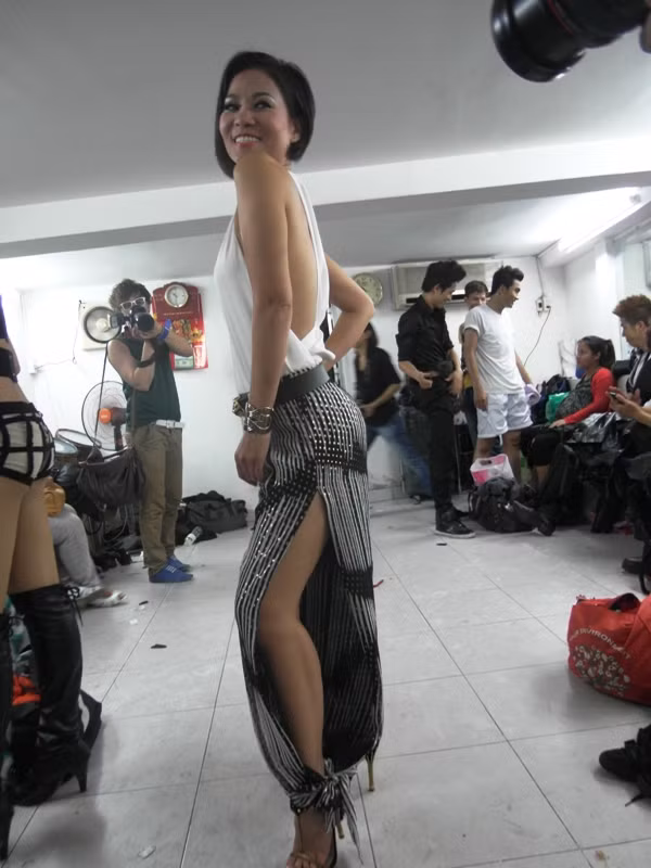 Thu Minh khá vô tư cho biết về chuyến đi Mỹ của mình: “Tôi tự thưởng cho mình một chuyến du lịch ngày dài, giải toả stress, tạo sự hứng khởi cho những dự án âm nhạc sắp tới…”. Trong đêm nay, Thu Minh mặc một bộ đồ khá…mát mẻ.