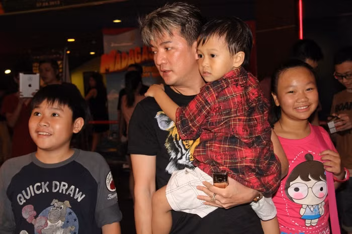 Và cậu con trai nhỏ vẫn tiếp tục đòi ông bố nổi tiếng bồng bế.....