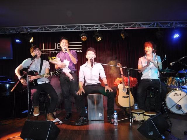 Nhạc sĩ Nguyễn Văn Chung rất bất ngờ trước lời chúc mừng sinh nhật của các thành viên nhóm It's time.