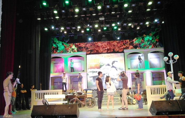 Và đây là khung cảnh độc đáo, mở màn liveshow minh hoạ của ca khúc Phượng hồng. Hiện ra trước mắt khán giả là hoa phượng vĩ đỏ rực, trên lầu cao có hai cô gái nhìn xuống mơ mộng tình yêu nơi những anh chàng sinh viên đẹp trai…. Và đây là khung cảnh độc đáo, mở màn liveshow minh hoạ của ca khúc Phượng hồng. Hiện ra trước mắt khán giả là hoa phượng vĩ đỏ rực, trên lầu cao có hai cô gái nhìn xuống mơ mộng tình yêu nơi những anh chàng sinh viên đẹp trai….