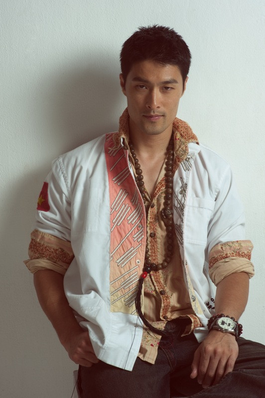 Ngay sau đó, anh tiếp tục vào nhiều vai khác trong các bộ phim: Dòng máu anh hùng, Nụ hôn thần chết, Để mai tính…. Ngay sau đó, anh tiếp tục vào nhiều vai khác trong các bộ phim: Dòng máu anh hùng, Nụ hôn thần chết, Để mai tính….