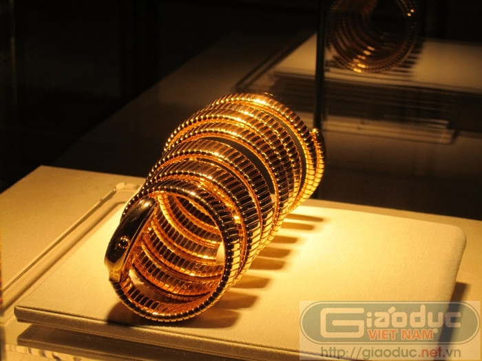 Cận cảnh viên hồng ngọc nhỏ. Cận cảnh viên hồng ngọc nhỏ.