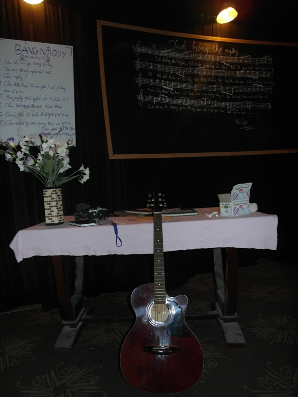 Bước thêm vài bước nữa, sẽ là một cái bàn dạy học của “thầy giáo” Đàm, y như trong single.