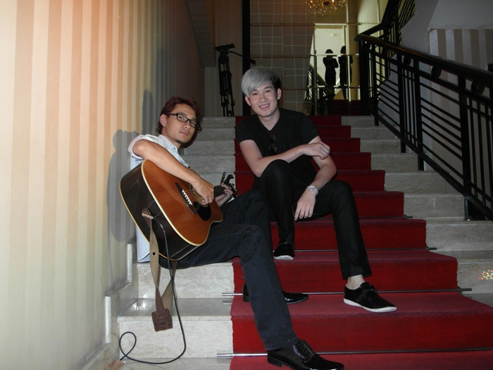 Hai anh chàng nhạc sĩ ngoài đời và trong single Tuổi hồng thơ ngây gặp nhau: Ca sĩ Nhược Quý, thành viên nhóm November và ca sĩ Dương Triệu Vũ.