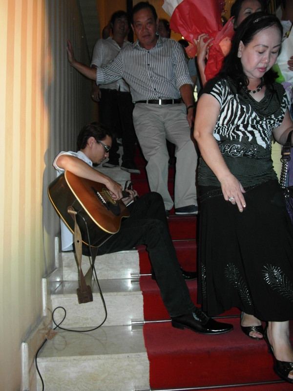 Đàm Vĩnh Hưng là ca sĩ luôn tạo sự mới lạ và đẳng cấp. Nam ca sĩ tạo dựng một không gian liêu trai, có chút rùng rợn của single Tuổi hồng thơ ngây ra ngoài đời thực, tại khách sạn White Palace. Trước khi vào phòng chính, mọi người phải đi qua một đường hầm hẹp, ánh sáng mờ ảo, dặt dìu tiếng guitar của anh chàng lãng tử ngồi bên vệ đường…