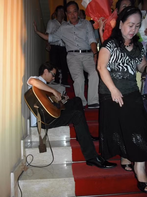 Đàm Vĩnh Hưng là ca sĩ luôn tạo sự mới lạ và đẳng cấp. Nam ca sĩ tạo dựng một không gian liêu trai, có chút rùng rợn của single Tuổi hồng thơ ngây ra ngoài đời thực, tại khách sạn White Palace. Trước khi vào phòng chính, mọi người phải đi qua một đường hầm hẹp, ánh sáng mờ ảo, dặt dìu tiếng guitar của anh chàng lãng tử ngồi bên vệ đường…